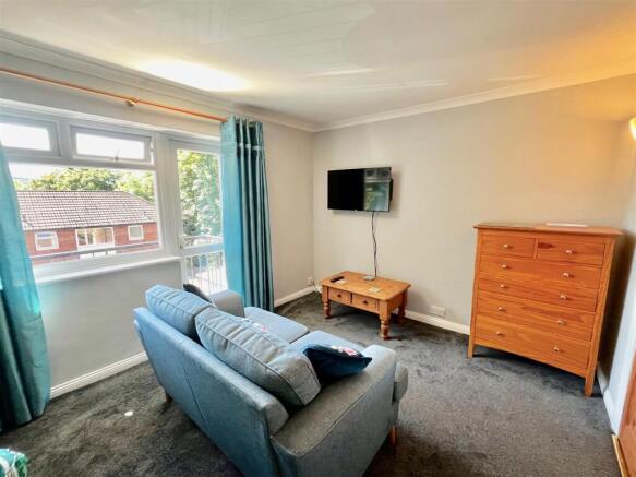 LOUNGE/BEDROOM