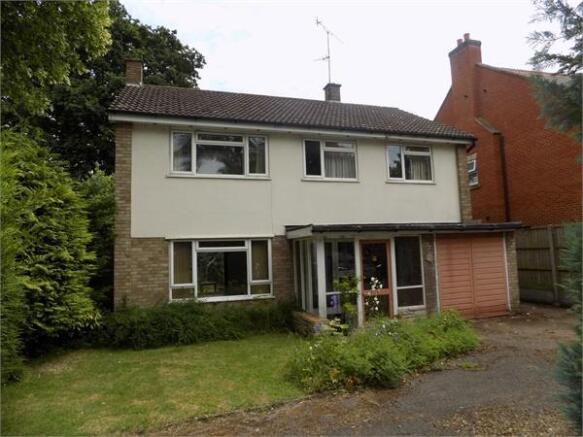 4 bedroom detached house for sale in Stoke Road, Leighton Buzzard, Bedfordshire, LU7