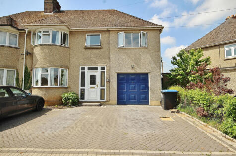 Springfield Oval, Witney, OX28