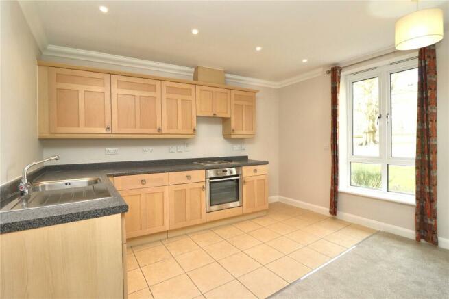 2 bedroom flat for sale in Heathside Crescent, Woking, Surrey, GU22