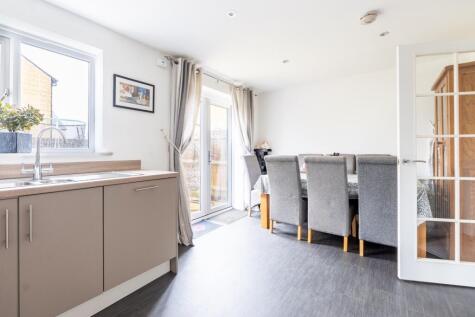 Crista Place, Carterton, Oxfordshire, OX18