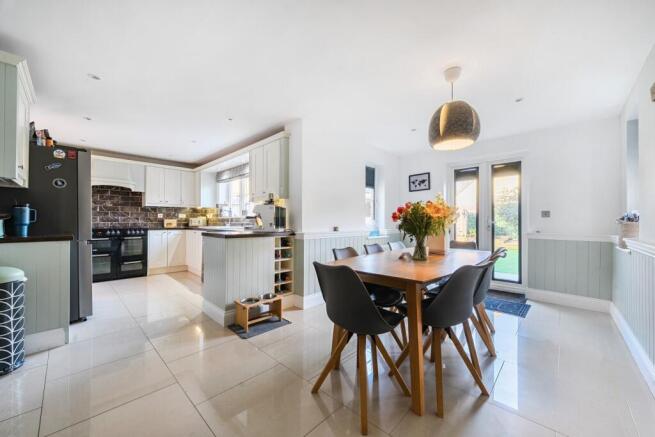 1382334-4-691c4c60b0d1a