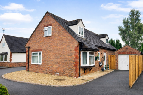 Wychwood Close, Carterton, Oxfordshire, OX18