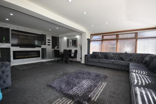 FAMILY ROOM/CONSERVATORY