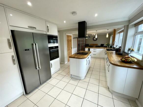 OPEN PLAN REFITTED KITCHEN/DINER :