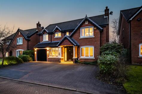 Exceptionally presented detached property tucked away on prized cul-de-sac