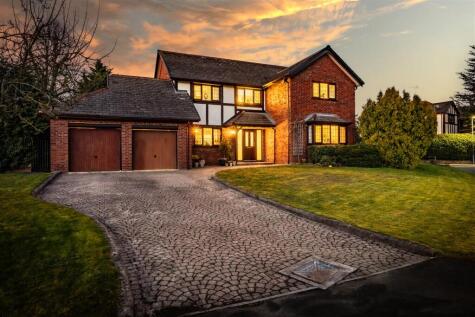 Immaculately presented property on a grand corner plot in a sought after cul de sac