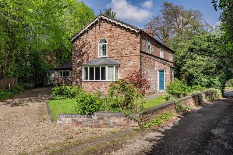 Exceptional detached period property tucked away on a quiet leafy road