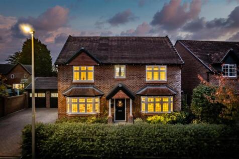 Beautifully styled detached family home with south facing gardens on quiet development