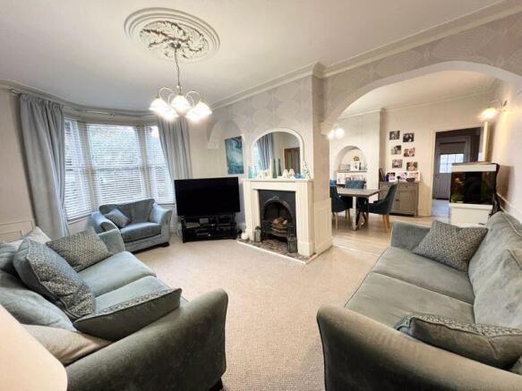 LOUNGE/DINING ROOM