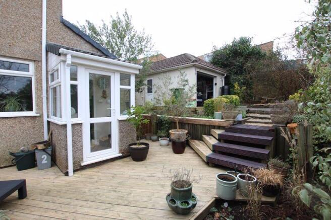 Side garden/Garage 