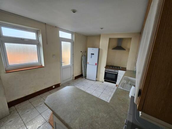 Kitchen 2.jpg