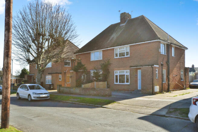 Stunning 3-Bedroom Semi-detached house With south