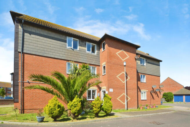 TOP FLOOR FLAT TO RENT