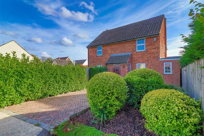 5 bedroom detached house for sale in Ann Beaumont Way Hadleigh