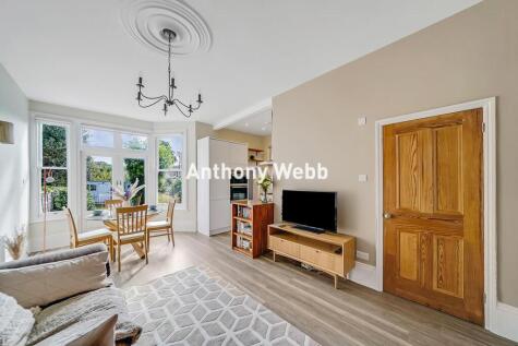 Hoppers Road, Winchmore Hill, N21