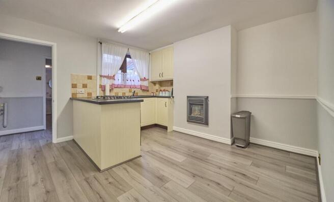 FITTED DINING KITCHEN TO REAR