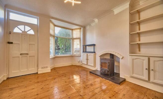 LOUNGE TO FRONT