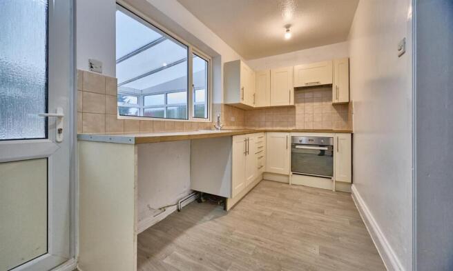 FITTED KITCHEN TO REAR