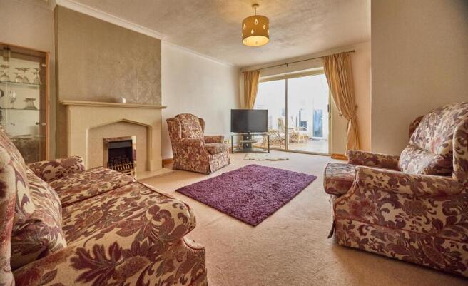 REAR LOUNGE