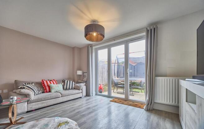 4 Notleyfield Close ES 2.jpg
