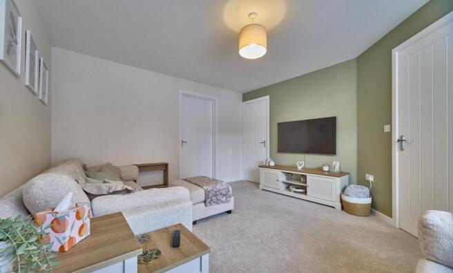 LOUNGE TO FRONT