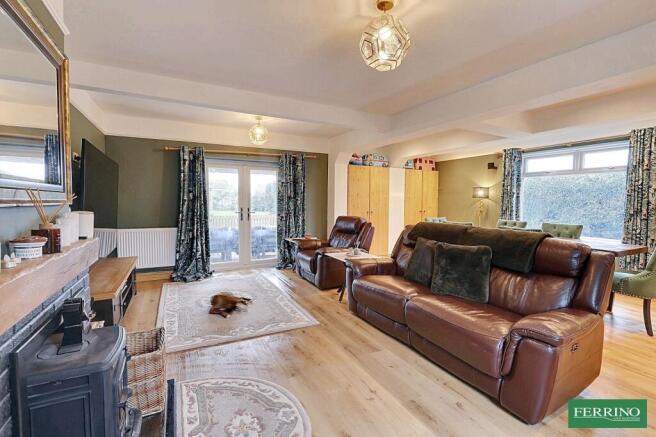 Sitting Room/Dining Area