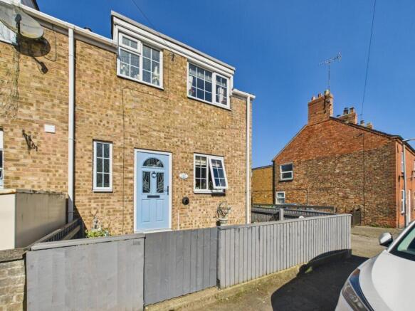 3 Bedroom End terrace House - For Sale