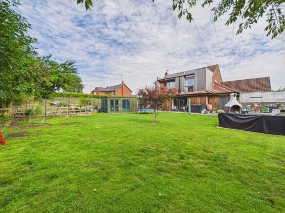 5 Bedroom Detached House - For Sale