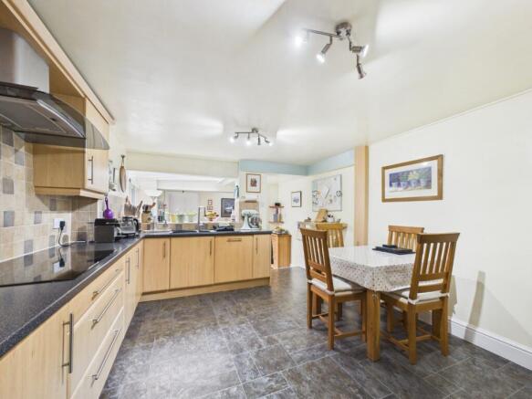 Kitchen/Breakfast Area