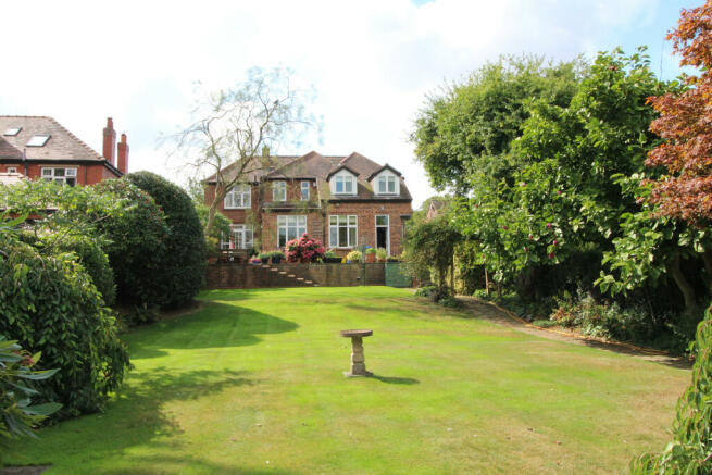 5 Bedroom House - detached for Sale