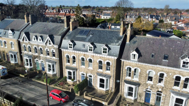 6 Bedroom House - semi-detached for Sale