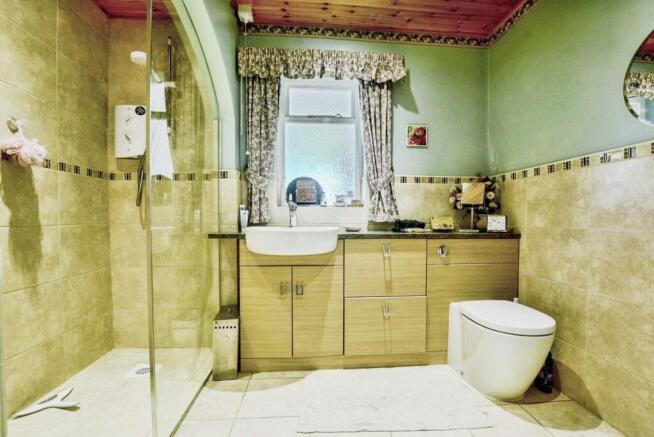 SHOWER ROOM.jpg