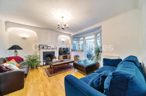 Copthall Gardens, Mill Hill, NW7