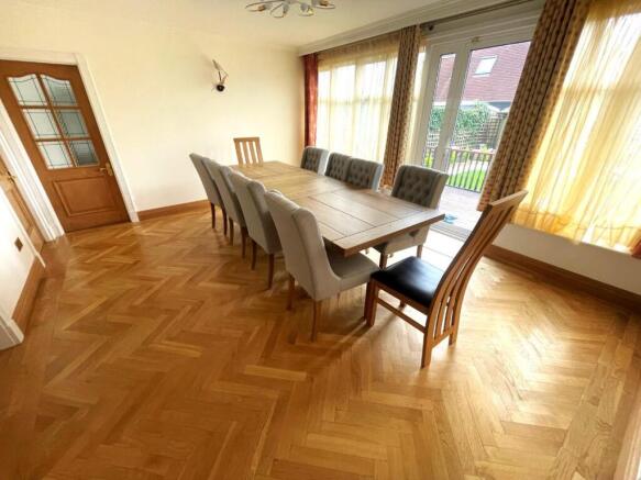 DINING ROOM.jpg