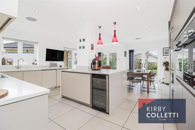 KITCHEN/DINING ROOM