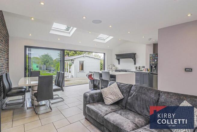 KITCHEN/DINER/FAMILY ROOM