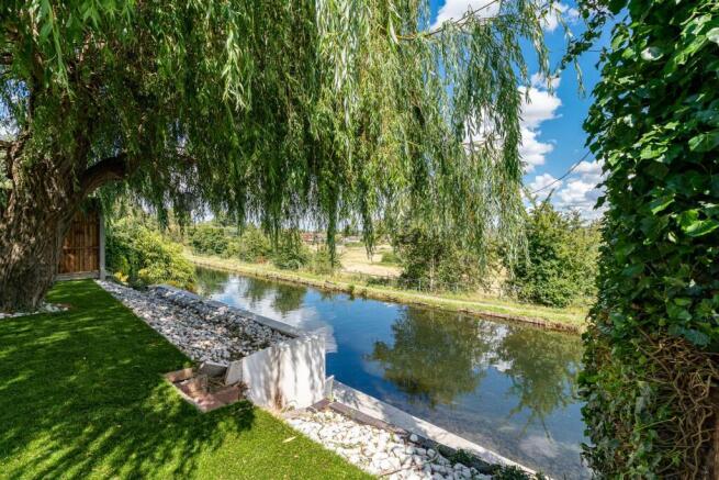 STUNNING RIVERSIDE VIEWS