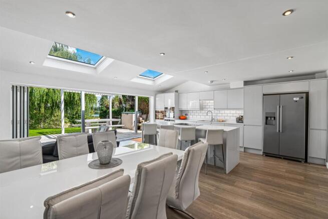 KITCHEN/FAMILY ROOM