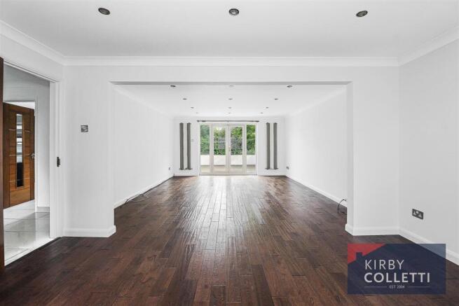 LOUNGE/DINING AREA