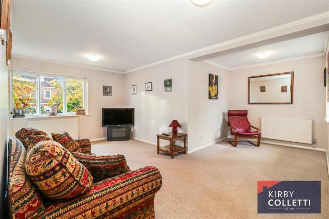 LOUNGE/DINING ROOM