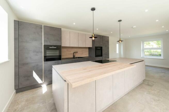 STUNNING DINING KITCHEN AND SITTING ROOM