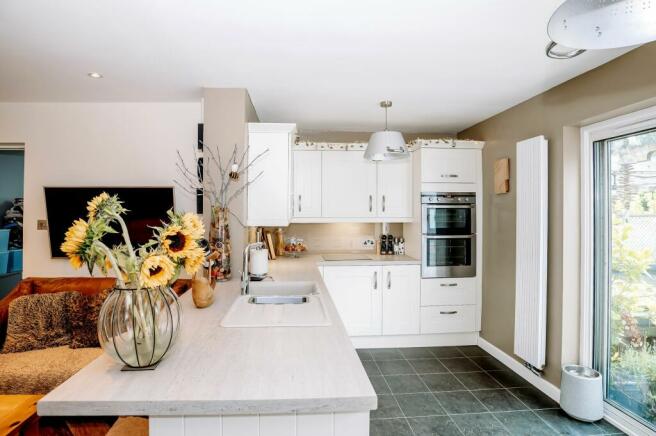 FABULOUS DINING KITCHEN WITH GARDEN ACCESS