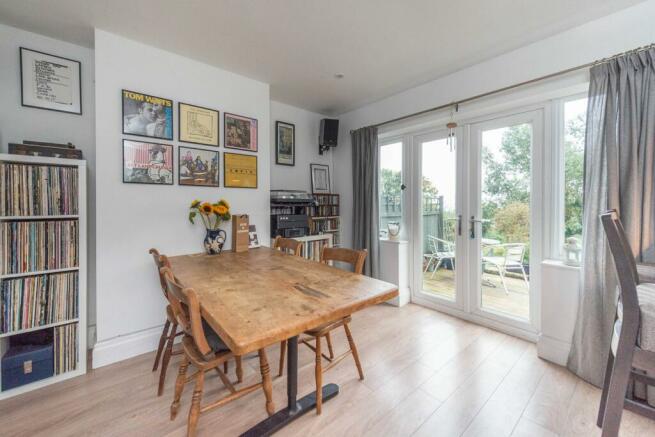 SITTING ROOM DINING ROOM AND FITTED KITCHEN