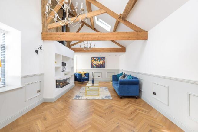 STUNNING SITTING ROOM AND BESPOKE FITTED KITCHEN