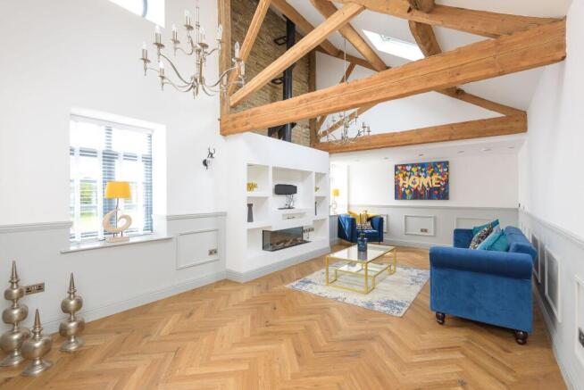 STUNNING SITTING ROOM AND BESPOKE FITTED KITCHEN