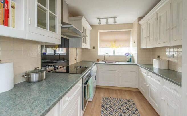KITCHEN, DINER AND LOUNGE