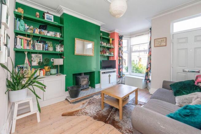 SITTING ROOM AND BEAUTIFUL DINING KITCHEN