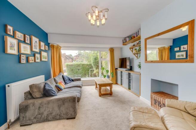 FABULOUS SITTING ROOM AND EXPENSIVE KITCHEN DINER