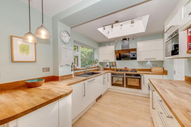 FABULOUS SITTING ROOM AND EXPENSIVE KITCHEN DINER